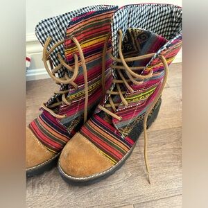 Peruvian handmade boots, extremely comfy, light wear on toes, size 38 fits 39